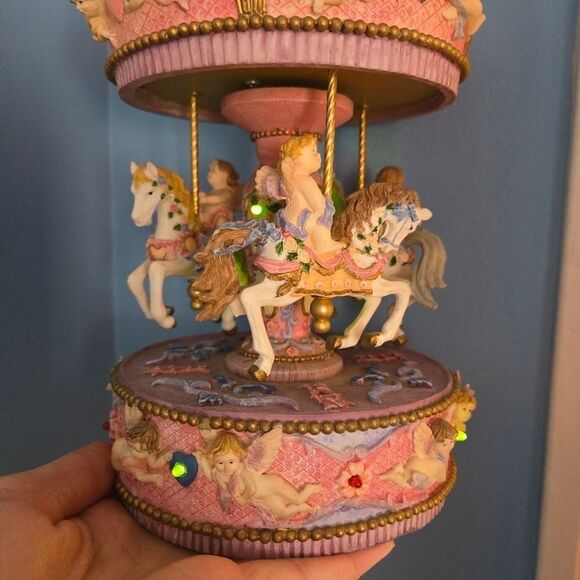 Beautiful Collectible Carousel That Lights Up With Use Of Batteries And Winds Up - Picture 14 of 15